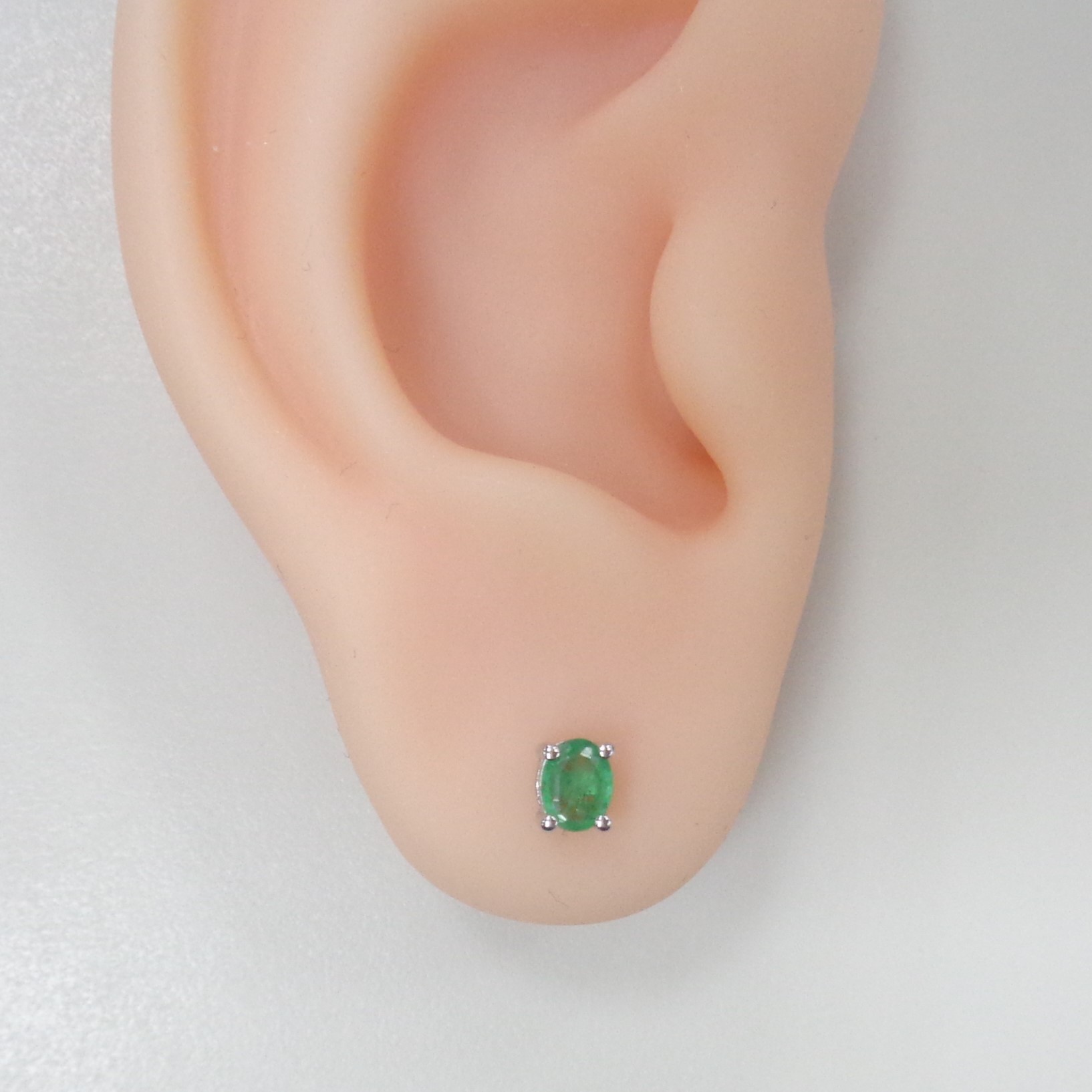 Серебряные серьги-пусеты с изумрудами